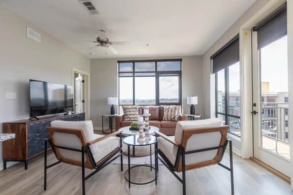 Luxurious City and River Views-2 bed 2 bath Corner Unit-High floor #521 - Image 2