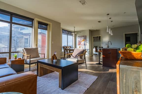 Luxurious Downtown Corner unit- 2 Bd2 Bth- 321 Parking Included - Image 2