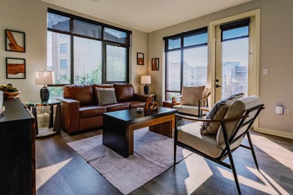 Luxurious Downtown Corner unit- 2 Bd2 Bth- 321 Parking Included - Image 3