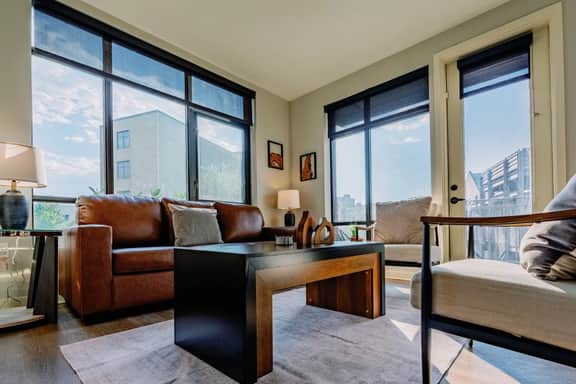 Luxurious Downtown Corner unit- 2 Bd2 Bth- 321 Parking Included - Image 4