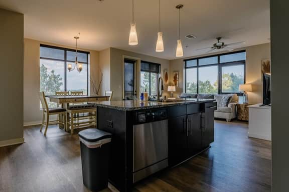 Luxurious Downtown Corner Views 2 bed 2bath- 211-Parking included - Image 2