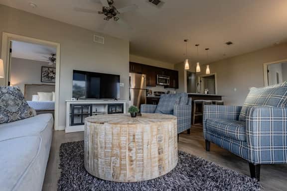 Luxurious Downtown Corner Views 2 bed 2bath- 211-Parking included - Image 3