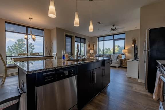 Luxurious Downtown Corner Views 2 bed 2bath- 211-Parking included - Image 4