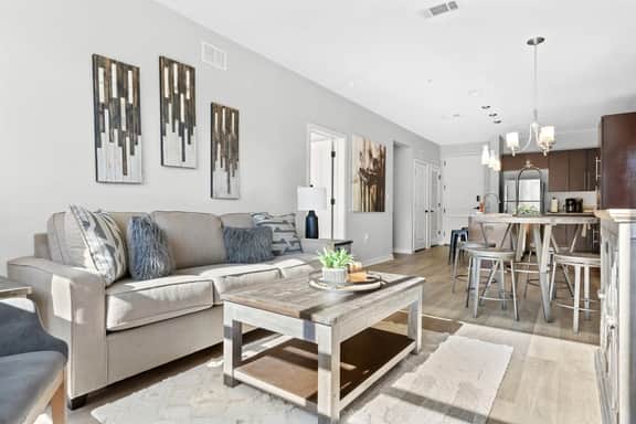 Luxurious Downtown 2 bedroom 2 bath- 1M Parking included - Image 5