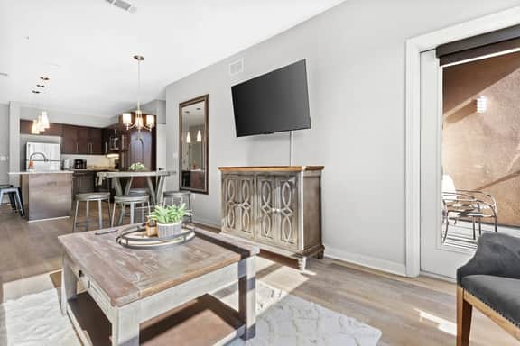 Luxurious Downtown 2 bedroom 2 bath- 1M Parking included - Image 4