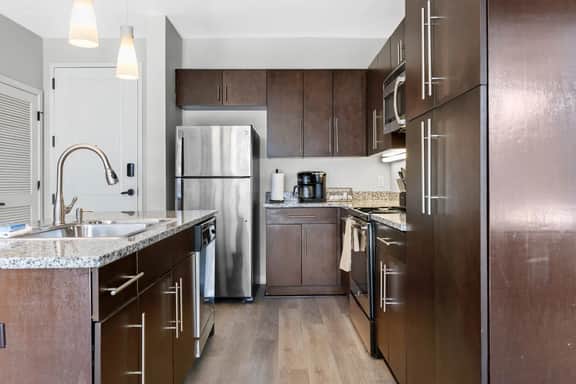 Luxurious Large 2 bed 2 bath Downtown Condo- 202 Parking included - Image 4