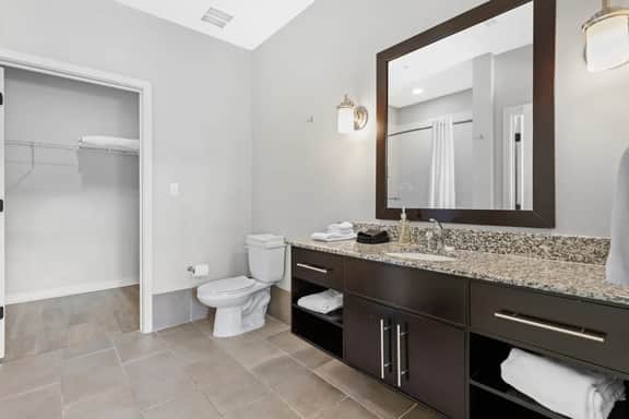 Luxurious Large 2 bed 2 bath Downtown Condo- 202 Parking included - Image 5