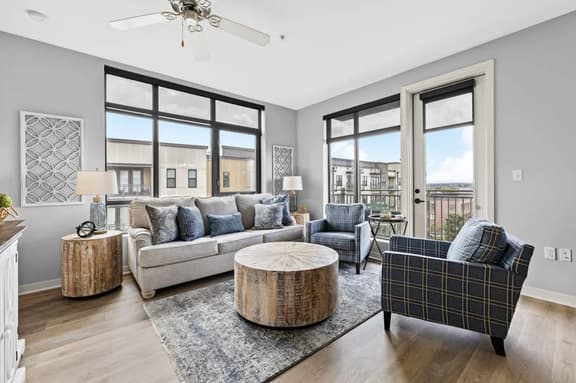 Luxurious Downtown Corner unit- 2 Bd2 Bth- 321 Parking Included